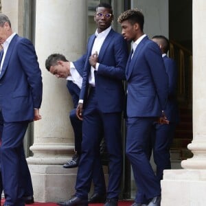 Christophe Jallet, Anthony Martial, Yohan Cabaye, guest, Laurent Koscielny, Paul Pogba, Kingsley Coman - L'équipe de France de football quitte le palais de l'Elysée après avoir été reçue par François Hollande pour un déjeuner à Paris, le 11 juillet 2016 après leur défaite en finale de la coupe de l'UEFA Euro 2016.