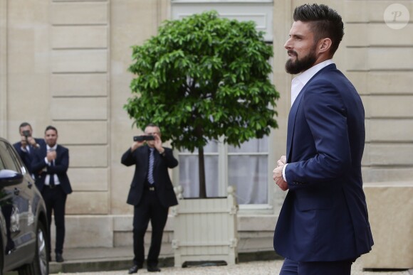 Olivier Giroud - L'équipe de France de football quitte le palais de l'Elysée après avoir été reçue par François Hollande pour un déjeuner à Paris, le 11 juillet 2016 après leur défaite en finale de la coupe de l'UEFA Euro 2016.