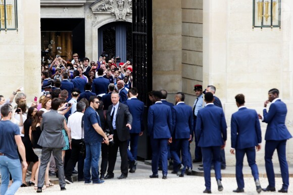 Ambiance - L'équipe de France de football quitte le palais de l'Elysée après avoir été reçue par François Hollande pour un déjeuner à Paris, le 11 juillet 2016 après leur défaite en finale de la coupe de l'UEFA Euro 2016.