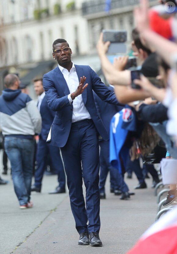 Paul Pogba - Les joueurs de l'équipe de France de football signent des autographes aux supporters à la sortie de l'Elysée à Paris le 11 juillet 2016.