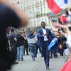Paul Pogba - Les joueurs de l'équipe de France de football signent des autographes aux supporters à la sortie de l'Elysée à Paris le 11 juillet 2016.