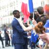 Paul Pogba - Les joueurs de l'équipe de France de football signent des autographes aux supporters à la sortie de l'Elysée à Paris le 11 juillet 2016.