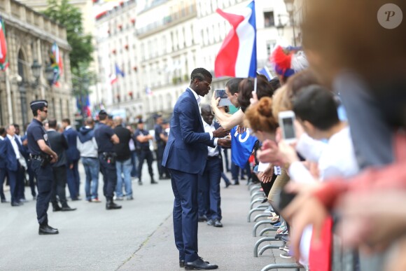 Paul Pogba - Les joueurs de l'équipe de France de football signent des autographes aux supporters à la sortie de l'Elysée à Paris le 11 juillet 2016.