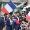 Olivier Giroud - Les joueurs de l'équipe de France de football signent des autographes aux supporters à la sortie de l'Elysée à Paris le 11 juillet 2016.