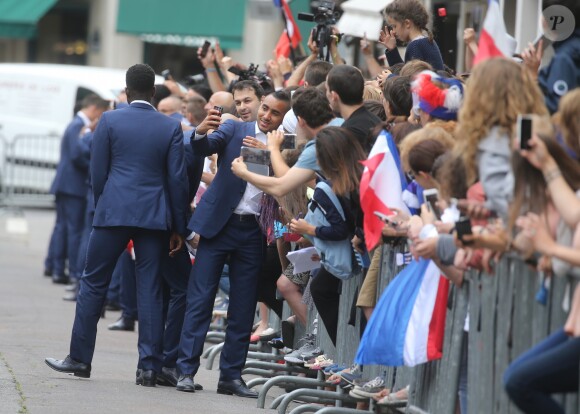 Dimitri Payet - Les joueurs de l'équipe de France de football signent des autographes aux supporters à la sortie de l'Elysée à Paris le 11 juillet 2016.