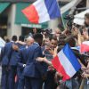 Dimitri Payet - Les joueurs de l'équipe de France de football signent des autographes aux supporters à la sortie de l'Elysée à Paris le 11 juillet 2016.