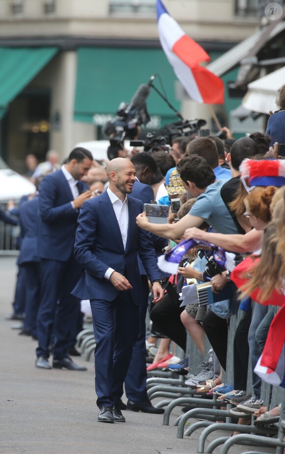 Christophe Jallet - Les joueurs de l'équipe de France de football signent des autographes aux supporters à la sortie de l'Elysée à Paris le 11 juillet 2016.