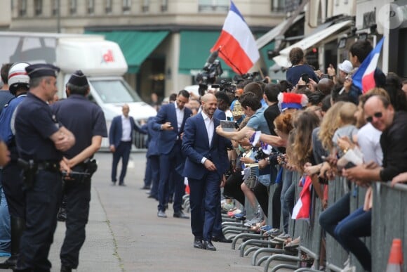 Christophe Jallet - Les joueurs de l'équipe de France de football signent des autographes aux supporters à la sortie de l'Elysée à Paris le 11 juillet 2016.
