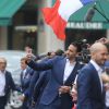 Adil Rami en plein selfie - Les joueurs de l'équipe de France de football signent des autographes aux supporters à la sortie de l'Elysée à Paris le 11 juillet 2016.