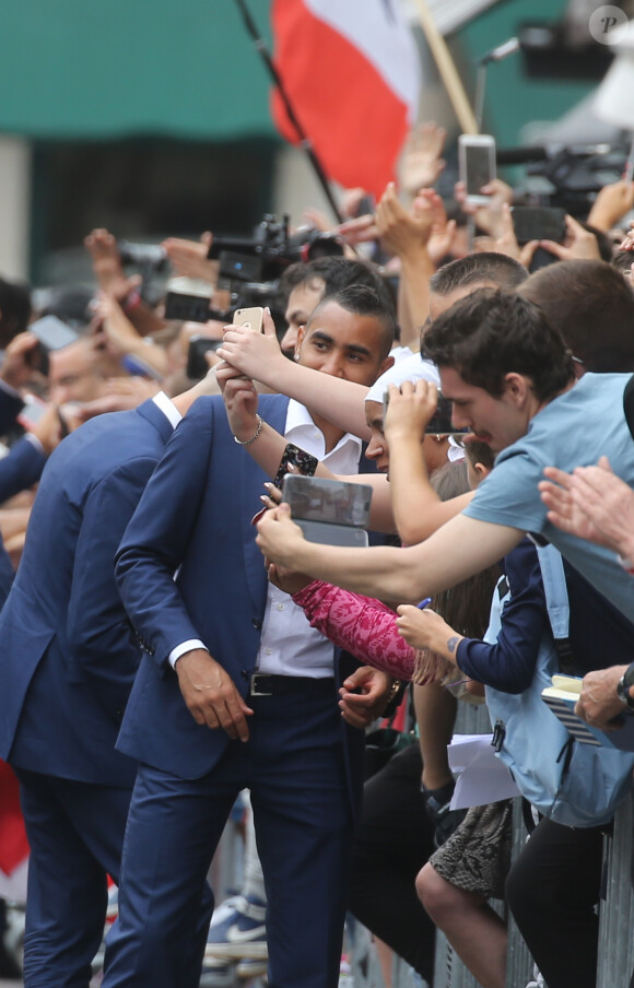 Dimitri Payet - Les joueurs de l'équipe de France de football signent des autographes aux supporters à la sortie de l'Elysée à Paris le 11 juillet 2016.