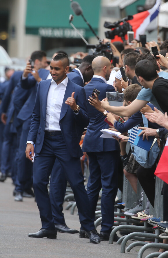 Dimitri Payet - Les joueurs de l'équipe de France de football signent des autographes aux supporters à la sortie de l'Elysée à Paris le 11 juillet 2016.