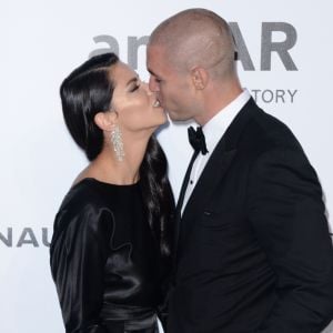 Adriana Lima et Joe Thomas - Photocall de la soirée "23th edition of AmfAR's Cinema Against AIDS" Gala à l'hôtel de l'Eden Roc au Cap d'Antibes, le 19 mai 2016, lors du 69e Festival International du Film de Cannes.