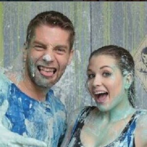EnjoyPhoenix et Yann-Alrick Morteuil après l'épreuve de la boue, dans "Fort Boyard", diffusé le 16 juillet 2016, sur France 2