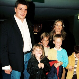 David Douillet, sa femme Valérie et leurs enfants au salon mondial de l'automobile à Paris, le 24 septembre 1998