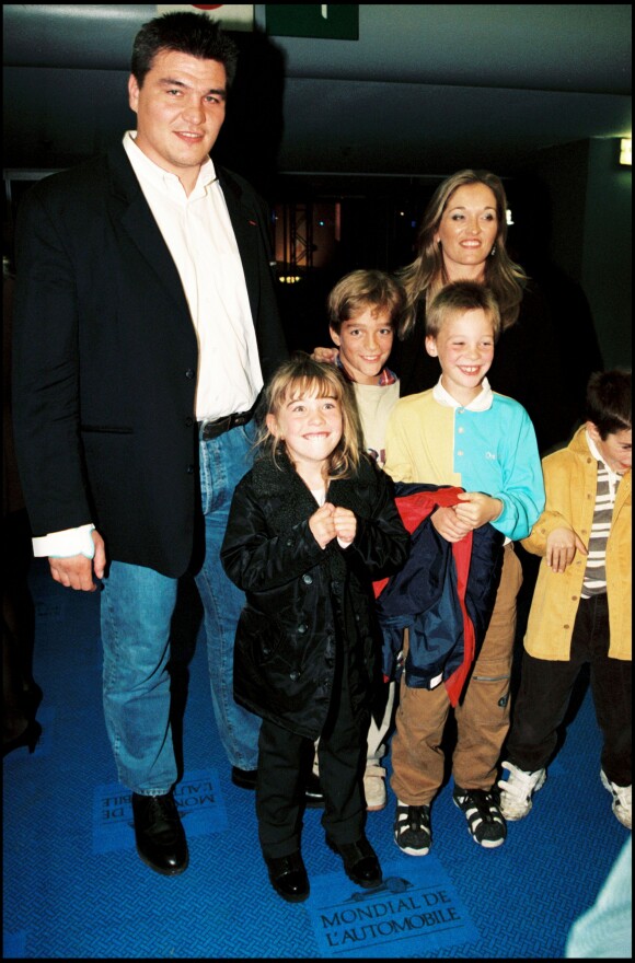 David Douillet, sa femme Valérie et leurs enfants au salon mondial de l'automobile à Paris, le 24 septembre 1998