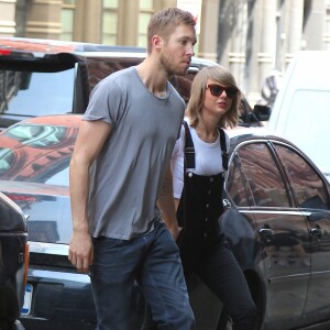 Taylor Swift et son petit-ami Calvin Harris sortent d'un restaurant à New York, le 28 mai 2015.