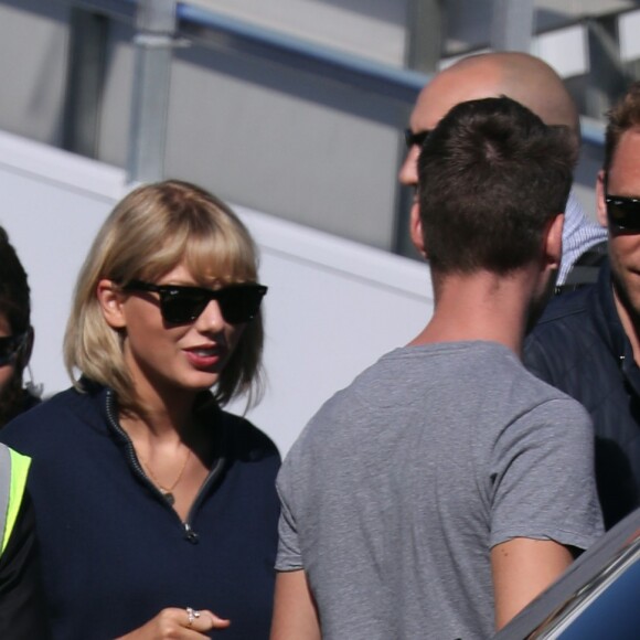 Taylor Swift et son compagnon Tom Hiddleston arrivent à l'aéroport de Sydney, Australie, le 8 juillet 2016.