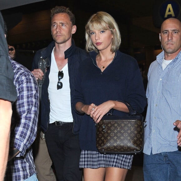 Taylor Swift et son compagnon Tom Hiddleston arrive à l'aéroport de LAX à Los Angeles, le 6 juillet 2016