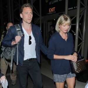 Taylor Swift et son compagnon Tom Hiddleston arrive à l'aéroport de LAX à Los Angeles, le 6 juillet 2016