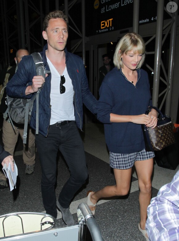Taylor Swift et son compagnon Tom Hiddleston arrive à l'aéroport de LAX à Los Angeles, le 6 juillet 2016