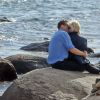 Exclusif - Taylor Swift et son nouveau compagnon Tom Hiddleston, de 10 ans son aîné, passent un moment assis sur les rochers, en amoureux, face à la mer. Les 2 tourtereaux s'enlacent, s'embrassent et posent pour quelques selfies. Westerly, Rhode Island, USA. Le 13 juin 2016.
