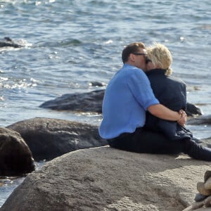 Exclusif - Taylor Swift et son nouveau compagnon Tom Hiddleston, de 10 ans son aîné, passent un moment assis sur les rochers, en amoureux, face à la mer. Les 2 tourtereaux s'enlacent, s'embrassent et posent pour quelques selfies. Westerly, Rhode Island, USA. Le 13 juin 2016.