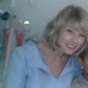 Taylor Swift rend visite aux jeunes malades de l'hôpital pour enfants Lady Cilento de Brisbane en Australie, le 12 juillet 2016