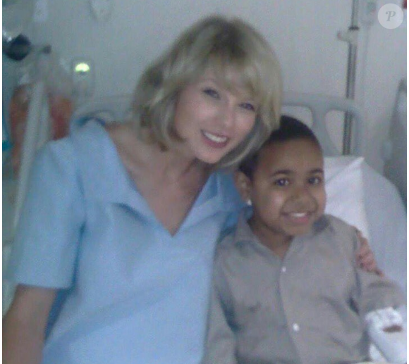 Taylor Swift rend visite aux jeunes malades de l'hôpital pour enfants Lady Cilento de Brisbane en Australie, le 12 juillet 2016