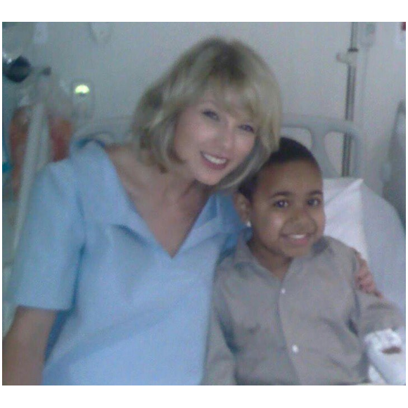 Taylor Swift rend visite aux jeunes malades de l'hôpital pour enfants Lady Cilento de Brisbane en Australie, le 12 juillet 2016
