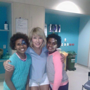 Taylor Swift rend visite aux jeunes malades de l'hôpital pour enfants Lady Cilento de Brisbane en Australie, le 12 juillet 2016