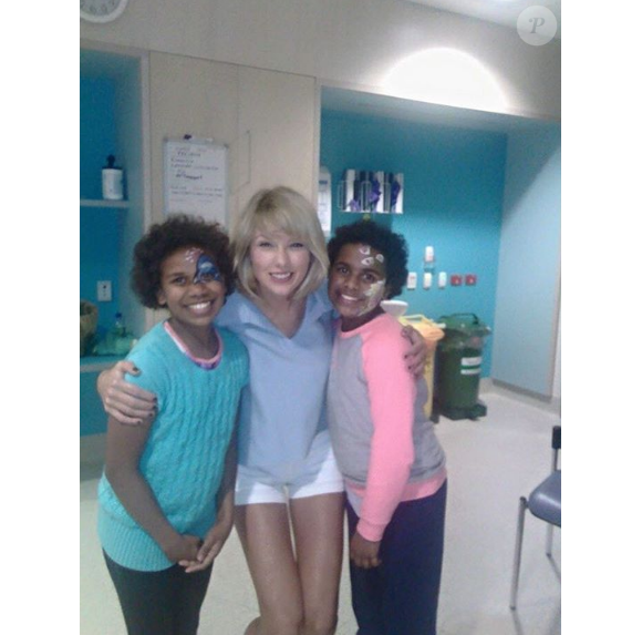 Taylor Swift rend visite aux jeunes malades de l'hôpital pour enfants Lady Cilento de Brisbane en Australie, le 12 juillet 2016