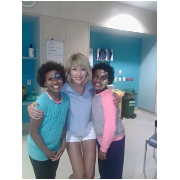 Taylor Swift rend visite aux jeunes malades de l'hôpital pour enfants Lady Cilento de Brisbane en Australie, le 12 juillet 2016