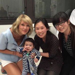 Taylor Swift rend visite aux jeunes malades de l'hôpital pour enfants Lady Cilento de Brisbane en Australie, le 12 juillet 2016