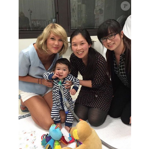 Taylor Swift rend visite aux jeunes malades de l'hôpital pour enfants Lady Cilento de Brisbane en Australie, le 12 juillet 2016