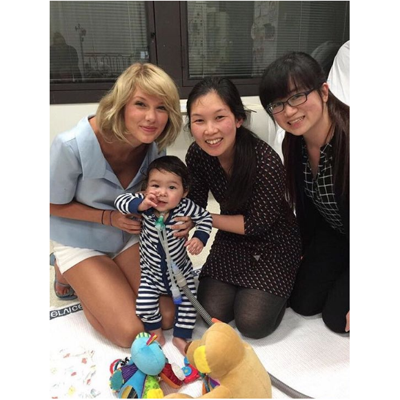 Taylor Swift rend visite aux jeunes malades de l'hôpital pour enfants Lady Cilento de Brisbane en Australie, le 12 juillet 2016