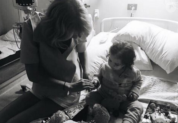 Taylor Swift rend visite aux jeunes malades de l'hôpital pour enfants Lady Cilento de Brisbane en Australie, le 12 juillet 2016