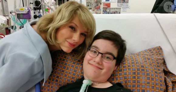 Taylor Swift rend visite aux jeunes malades de l'hôpital pour enfants Lady Cilento de Brisbane en Australie, le 12 juillet 2016