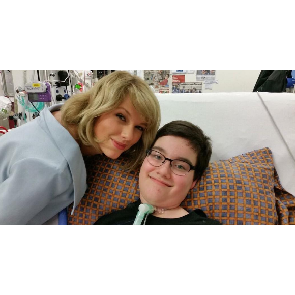 Taylor Swift rend visite aux jeunes malades de l'hôpital pour enfants Lady Cilento de Brisbane en Australie, le 12 juillet 2016