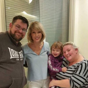 Taylor Swift rend visite aux jeunes malades de l'hôpital pour enfants Lady Cilento de Brisbane en Australie, le 12 juillet 2016