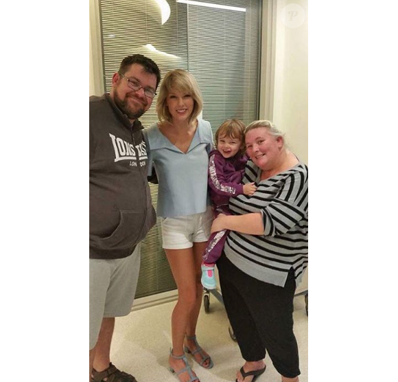 Taylor Swift rend visite aux jeunes malades de l'hôpital pour enfants Lady Cilento de Brisbane en Australie, le 12 juillet 2016