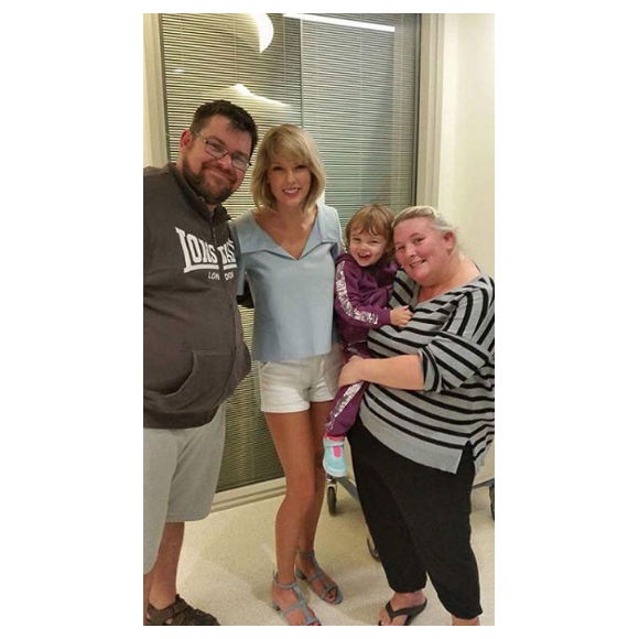 Taylor Swift rend visite aux jeunes malades de l'hôpital pour enfants Lady Cilento de Brisbane en Australie, le 12 juillet 2016