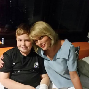 Taylor Swift rend visite aux jeunes malades de l'hôpital pour enfants Lady Cilento de Brisbane en Australie, le 12 juillet 2016