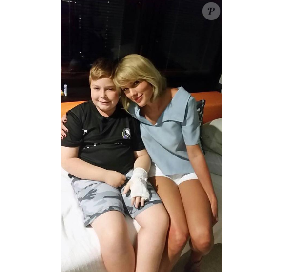 Taylor Swift rend visite aux jeunes malades de l'hôpital pour enfants Lady Cilento de Brisbane en Australie, le 12 juillet 2016