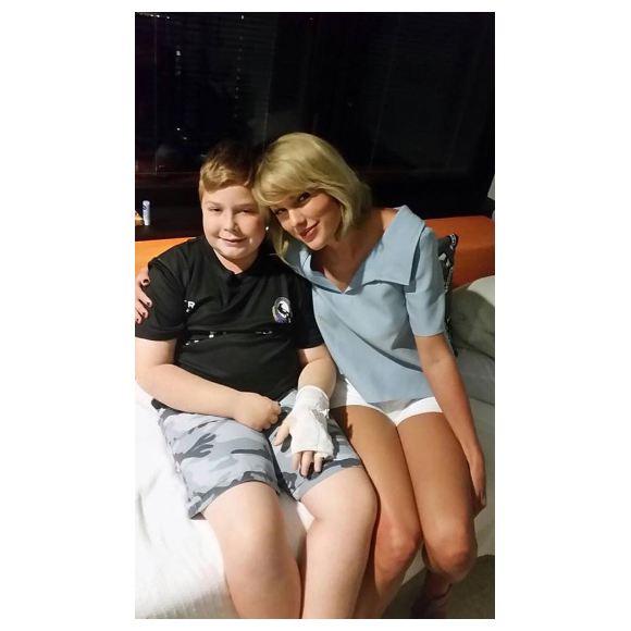 Taylor Swift rend visite aux jeunes malades de l'hôpital pour enfants Lady Cilento de Brisbane en Australie, le 12 juillet 2016