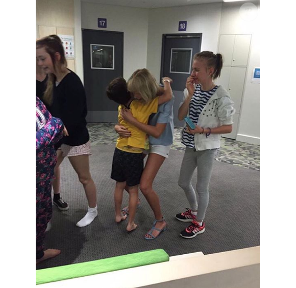 Taylor Swift rend visite aux jeunes malades de l'hôpital pour enfants Lady Cilento de Brisbane en Australie, le 12 juillet 2016