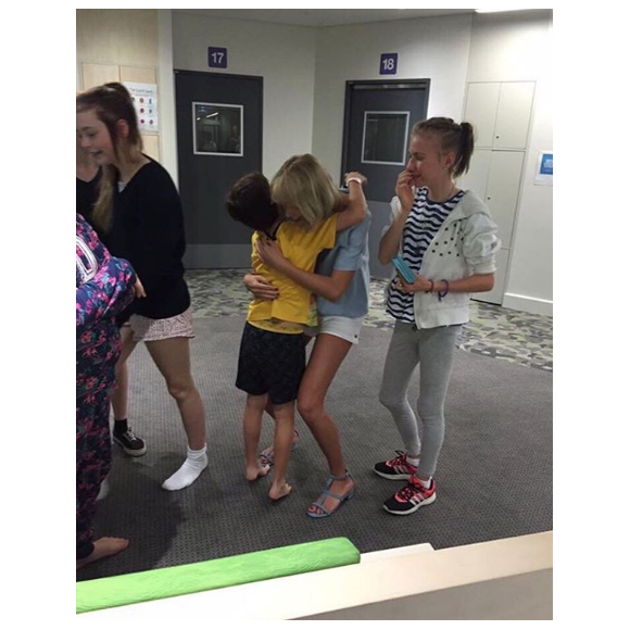 Taylor Swift rend visite aux jeunes malades de l'hôpital pour enfants Lady Cilento de Brisbane en Australie, le 12 juillet 2016