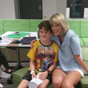 Taylor Swift rend visite aux jeunes malades de l'hôpital pour enfants Lady Cilento de Brisbane en Australie, le 12 juillet 2016