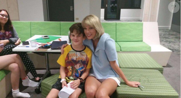 Taylor Swift rend visite aux jeunes malades de l'hôpital pour enfants Lady Cilento de Brisbane en Australie, le 12 juillet 2016