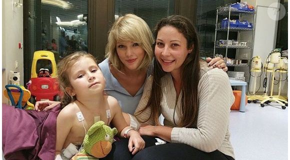 Taylor Swift rend visite aux jeunes malades de l'hôpital pour enfants Lady Cilento de Brisbane en Australie, le 12 juillet 2016