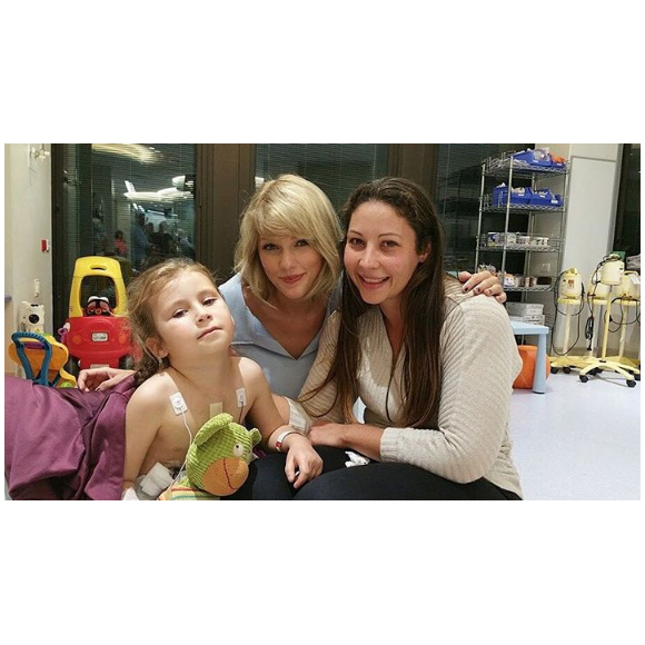 Taylor Swift rend visite aux jeunes malades de l'hôpital pour enfants Lady Cilento de Brisbane en Australie, le 12 juillet 2016